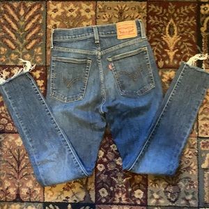 Levi’s size 25 Wedgie skinny.